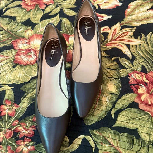 Elegant Brown Cole Haan Vegan Leather Pumps - Picture 2 of 4